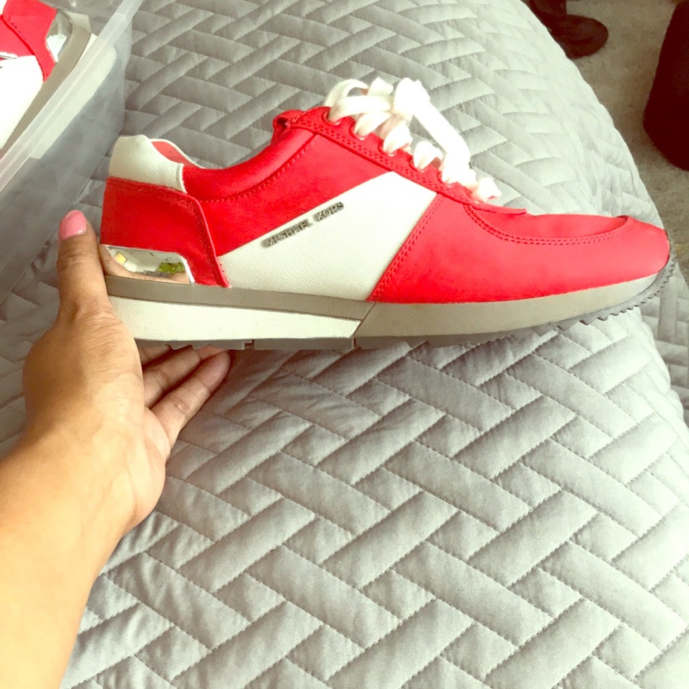 Tennis shoes (MK)